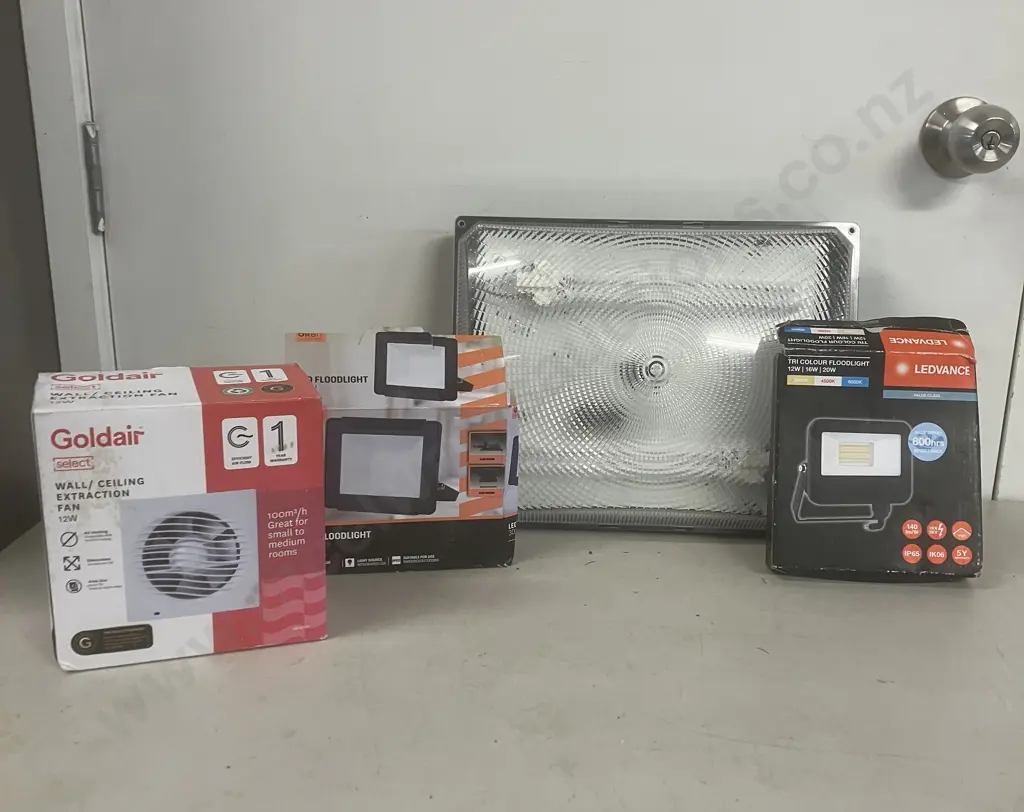 Light Fittings x 3 & Extraction Fan Image 1++