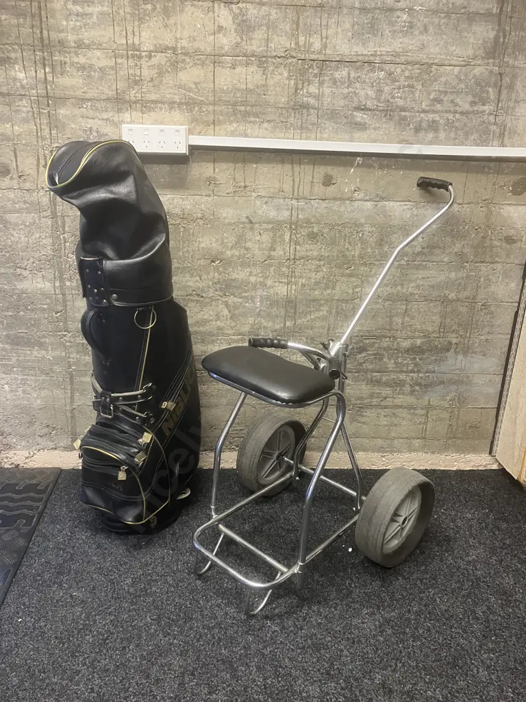 Golf Clubs In NIBLICK Bag With Trundler Image 1++