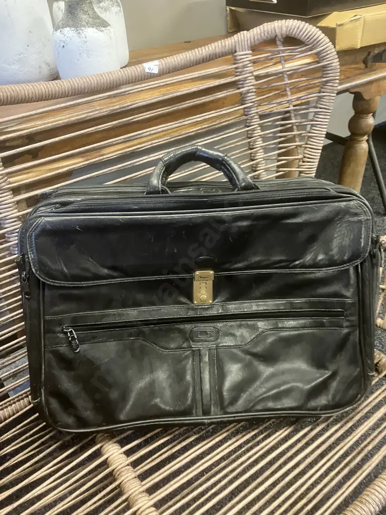 Pair of Vintage Italian Leather Travel Cases Image 1++