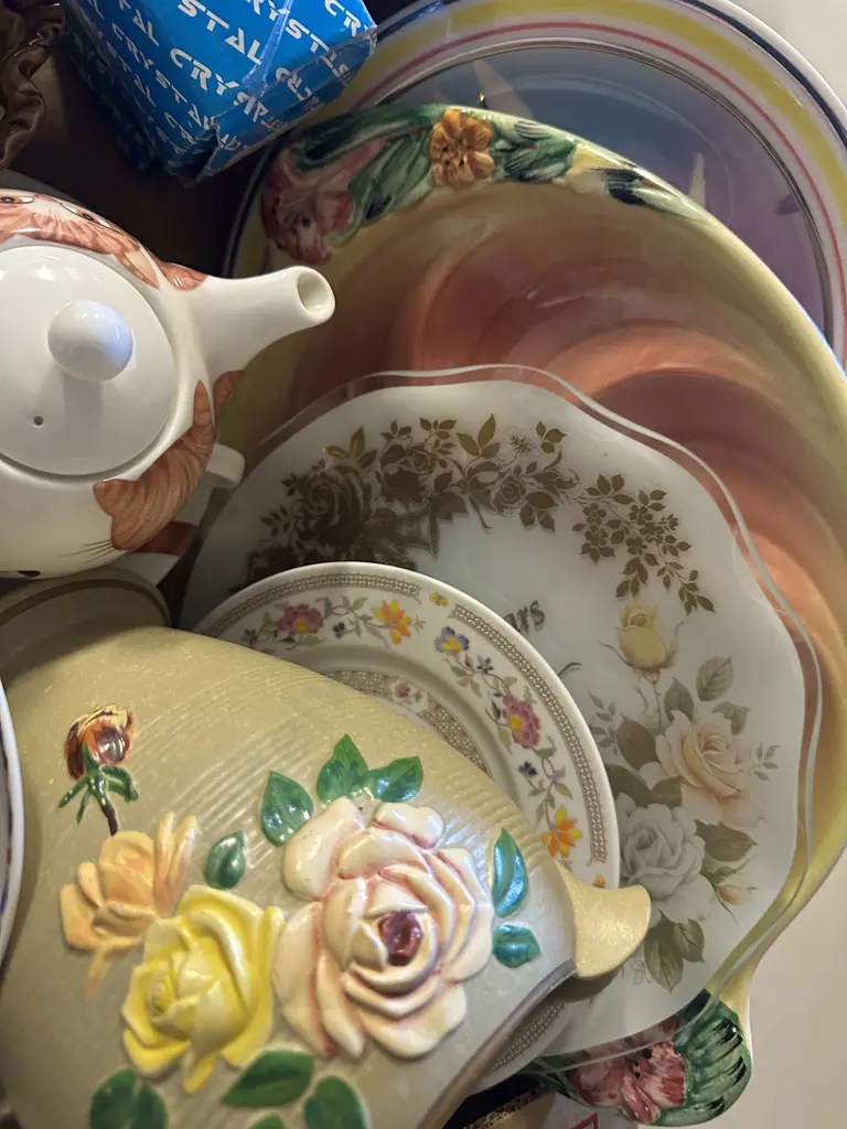 Box Lot Of Assorted China Items Including Kiwi Ornaments x2 Image 1++