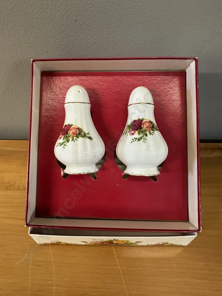 Royal Albert Old Country Roses Bone China Boxed Salt & Pepper Shakers Made In England 1962-1973 Image 1++