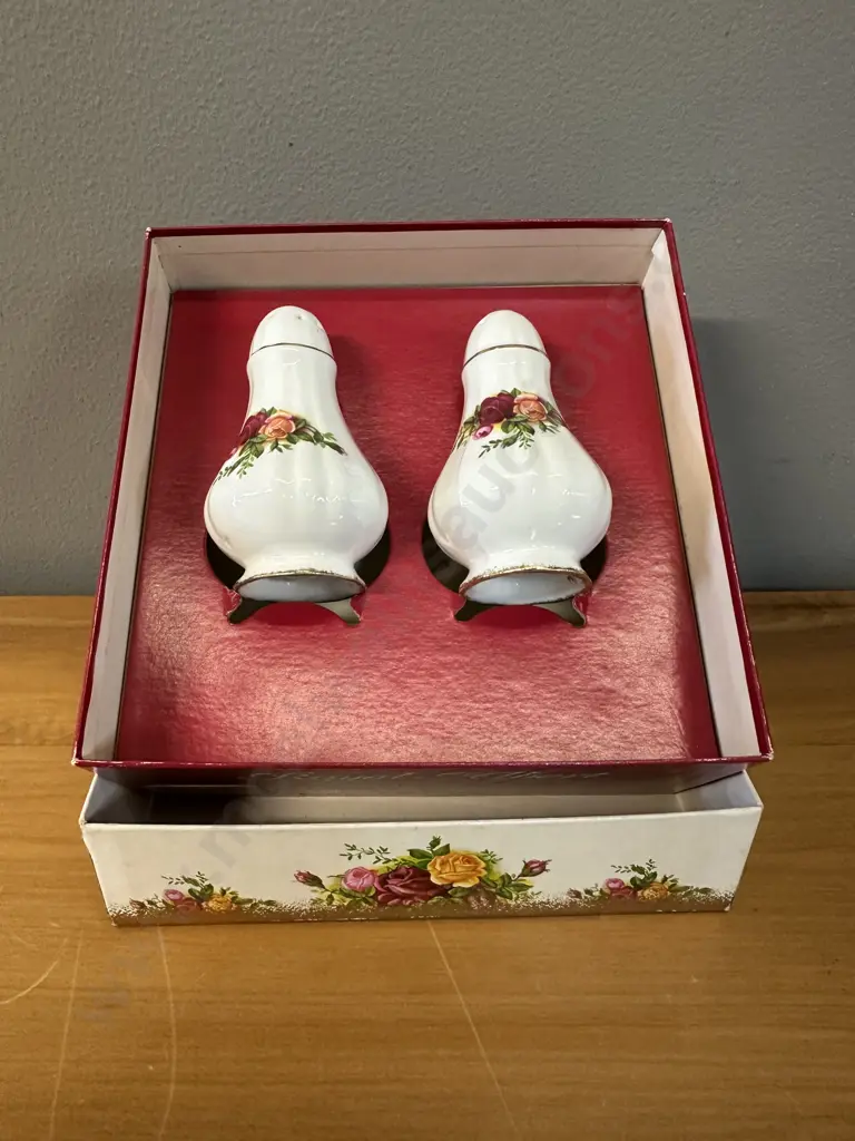 Royal Albert Old Country Roses Bone China Boxed Salt & Pepper Shakers Made In England 1962-1973 Image 1++