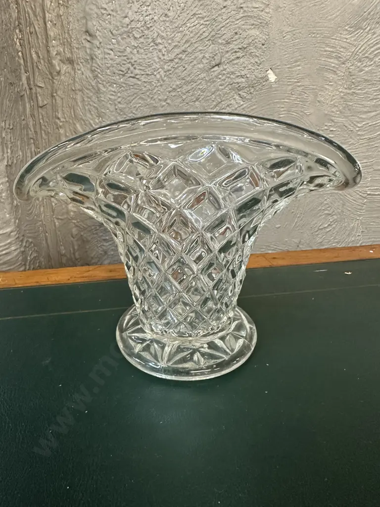 Vintage 1930s Art Deco Pressed Glass Fan Vase Czechosloavia Diamond Pattern H16cm. Image 1++