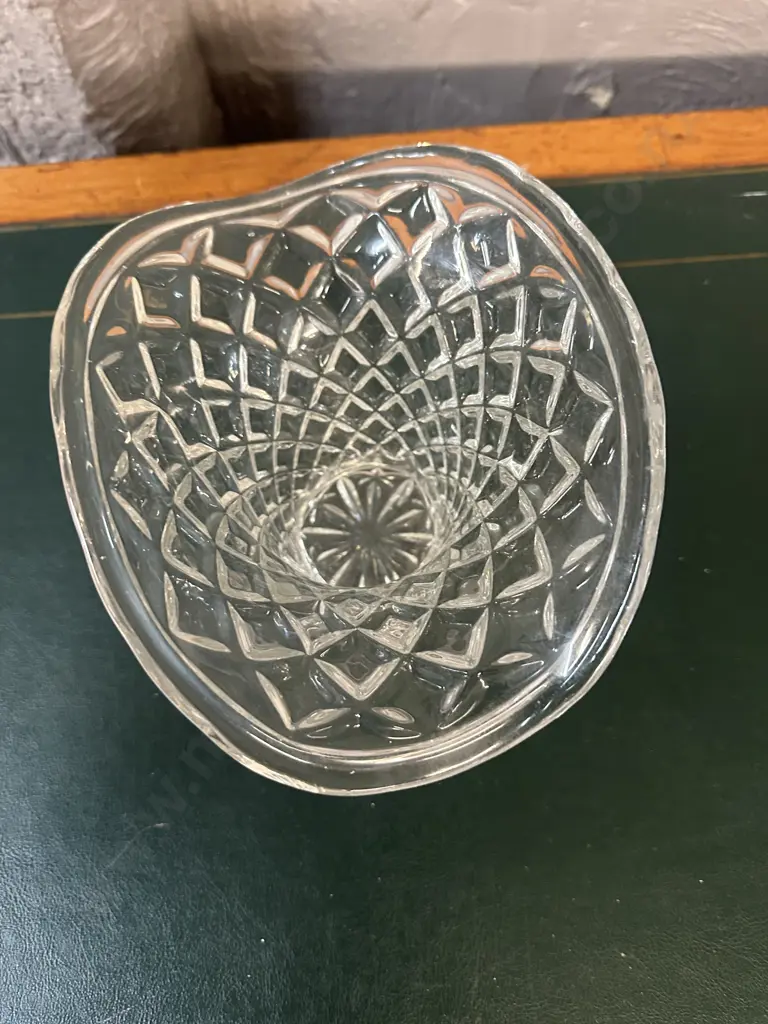 Vintage 1930s Art Deco Pressed Glass Fan Vase Czechosloavia Diamond Pattern H16cm. Image 1++