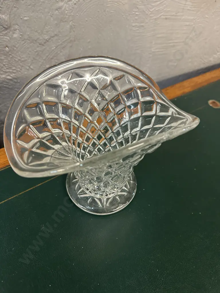 Vintage 1930s Art Deco Pressed Glass Fan Vase Czechosloavia Diamond Pattern H16cm. Image 1++