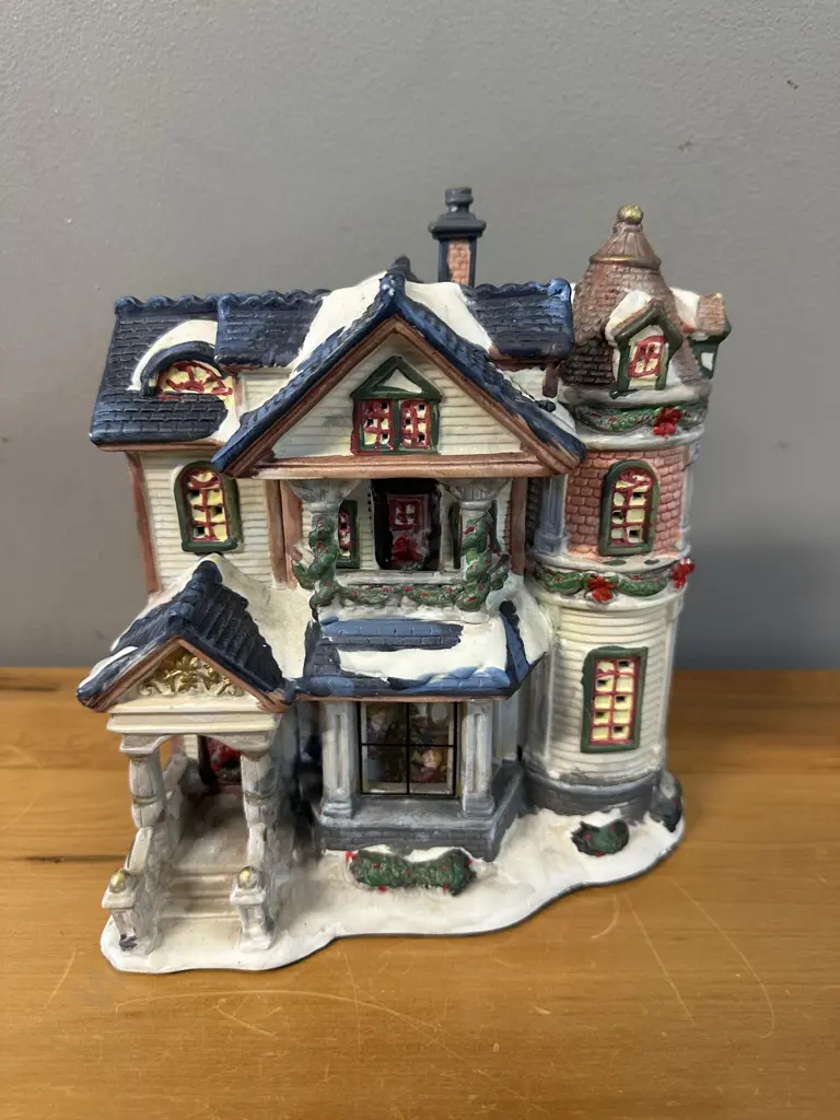 Vintage Holiday Time Traditional Collection 'Victorian House' H22cm. Image 1++