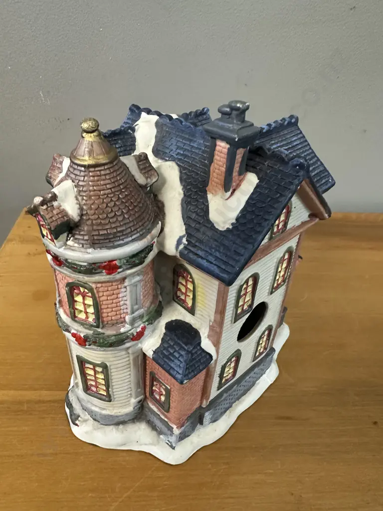 Vintage Holiday Time Traditional Collection 'Victorian House' H22cm. Image 1++