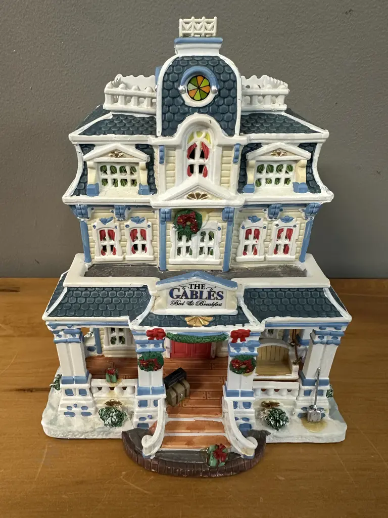 Lemax Porcelain Carole Town Collection 'The Gables' H24cm. Image 1++