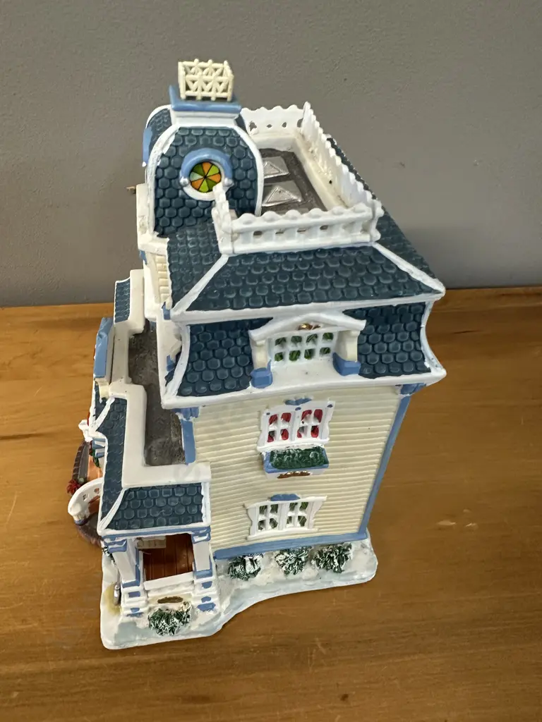 Lemax Porcelain Carole Town Collection 'The Gables' H24cm. Image 1++
