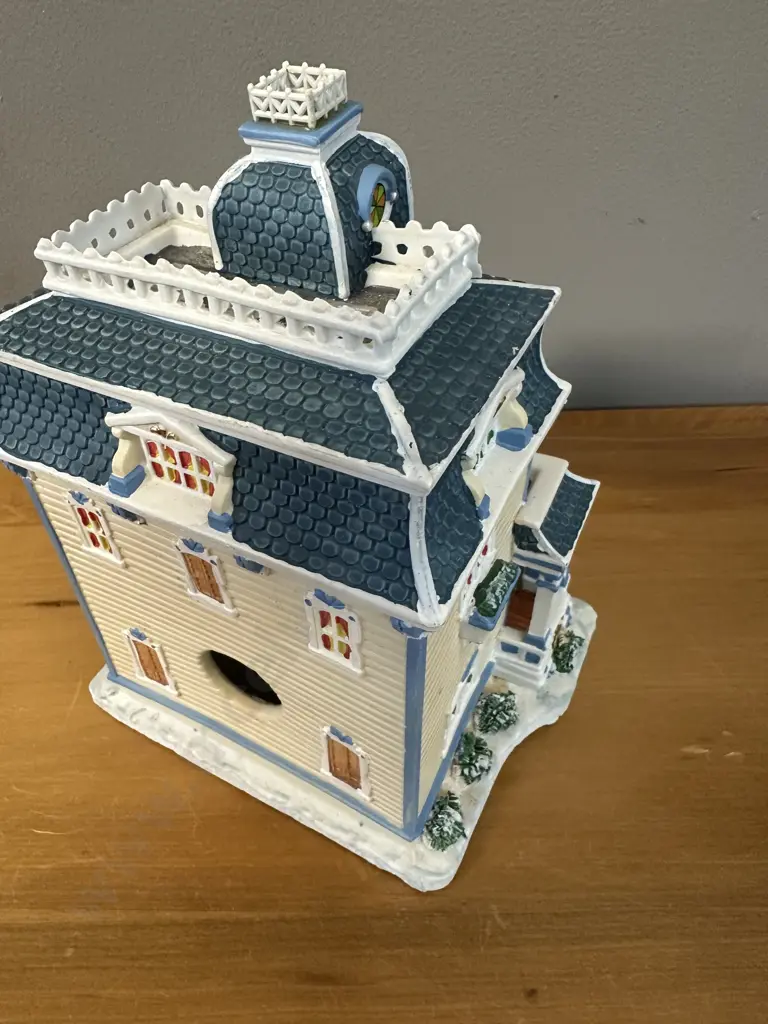 Lemax Porcelain Carole Town Collection 'The Gables' H24cm. Image 1++