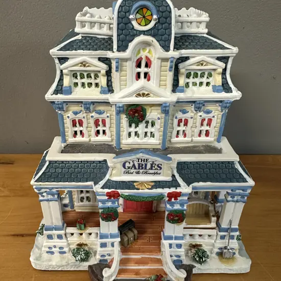 Lemax Porcelain Carole Town Collection 'The Gables' H24cm.