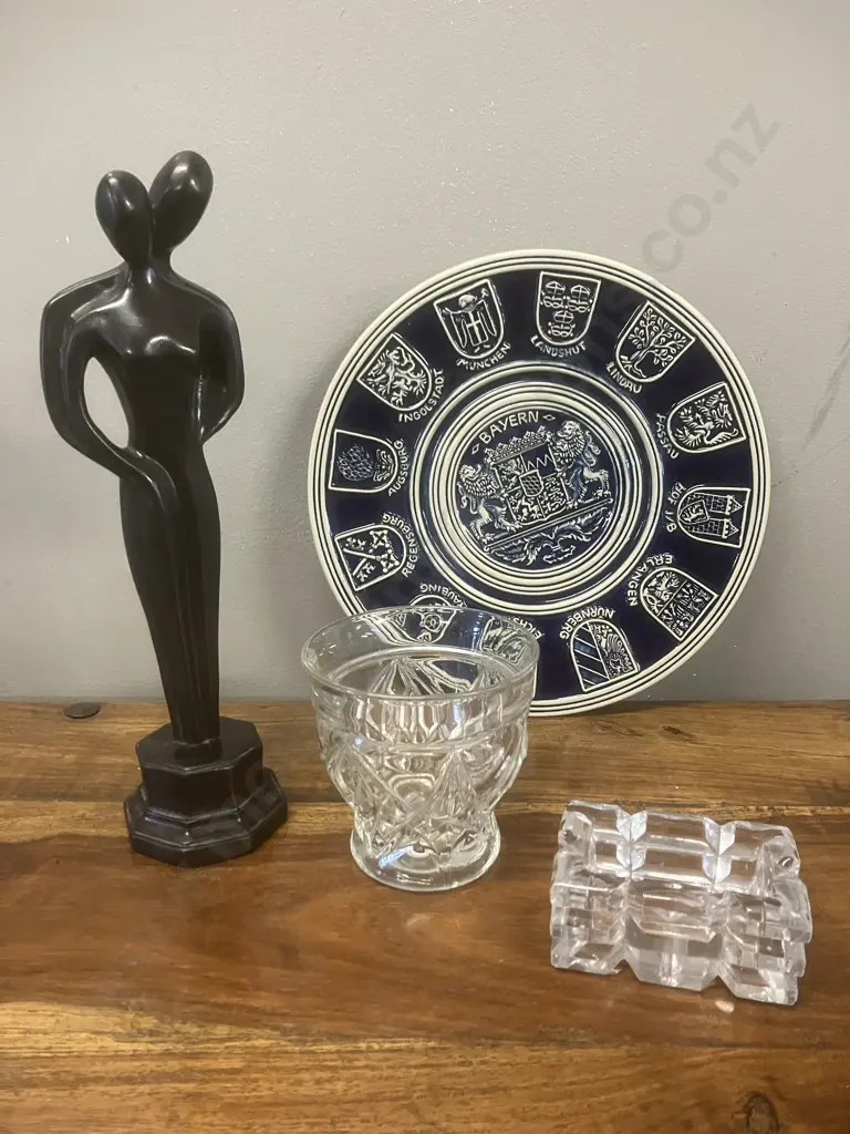 Black 29cm Love & Union Sculpture, Bayern Plate Etc Image 1++