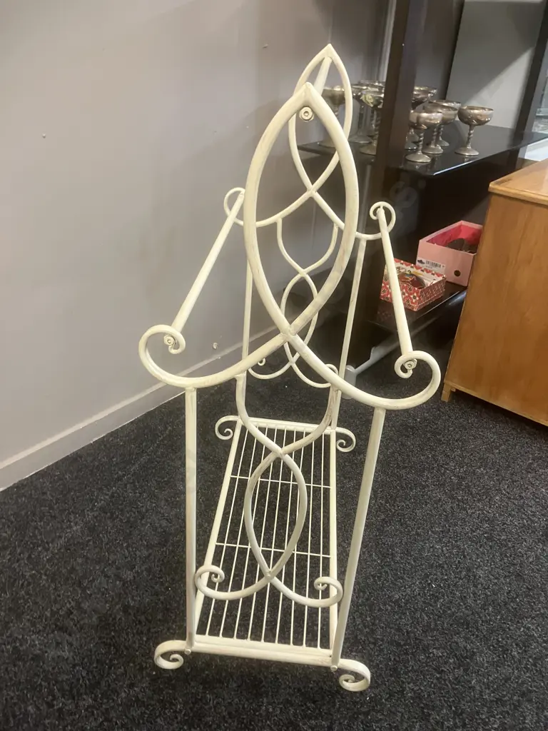 French Country Style Metal Towel Rack. H90 W62 D33cm Image 1++