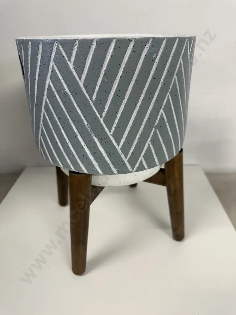 Tilly @ Home Planter Pot & Stand H32cm. Image 1++