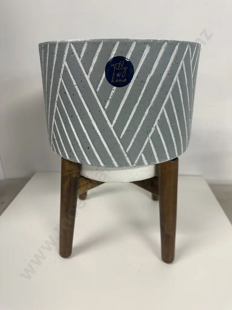 Tilly @ Home Planter Pot & Stand H32cm. Image 1++