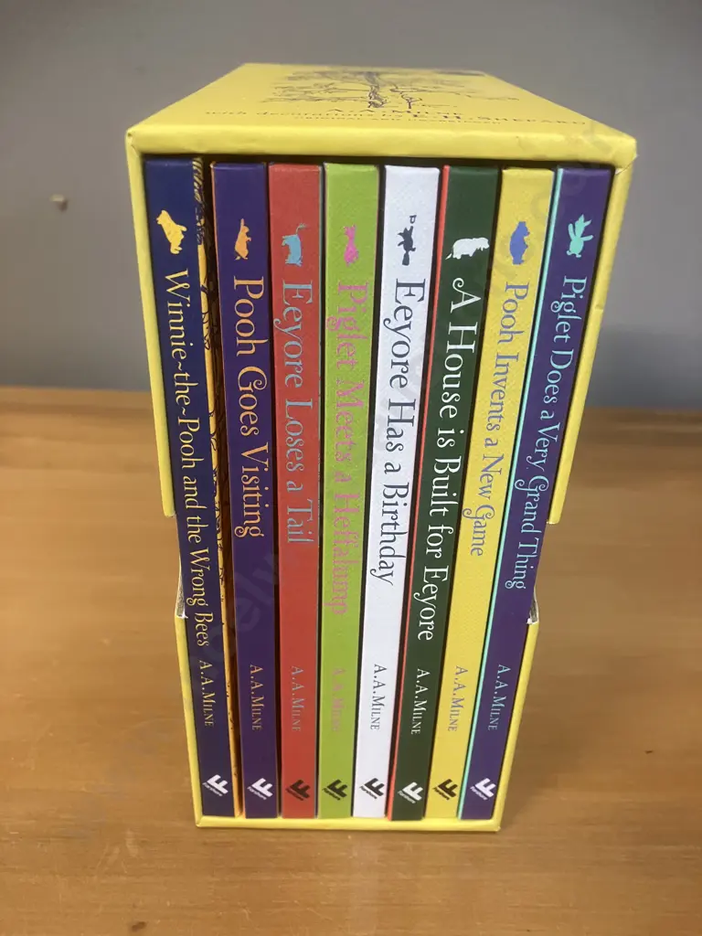 A A Milne Classic Winnie-the-Pooh 8 Book Gift Set Image 1++