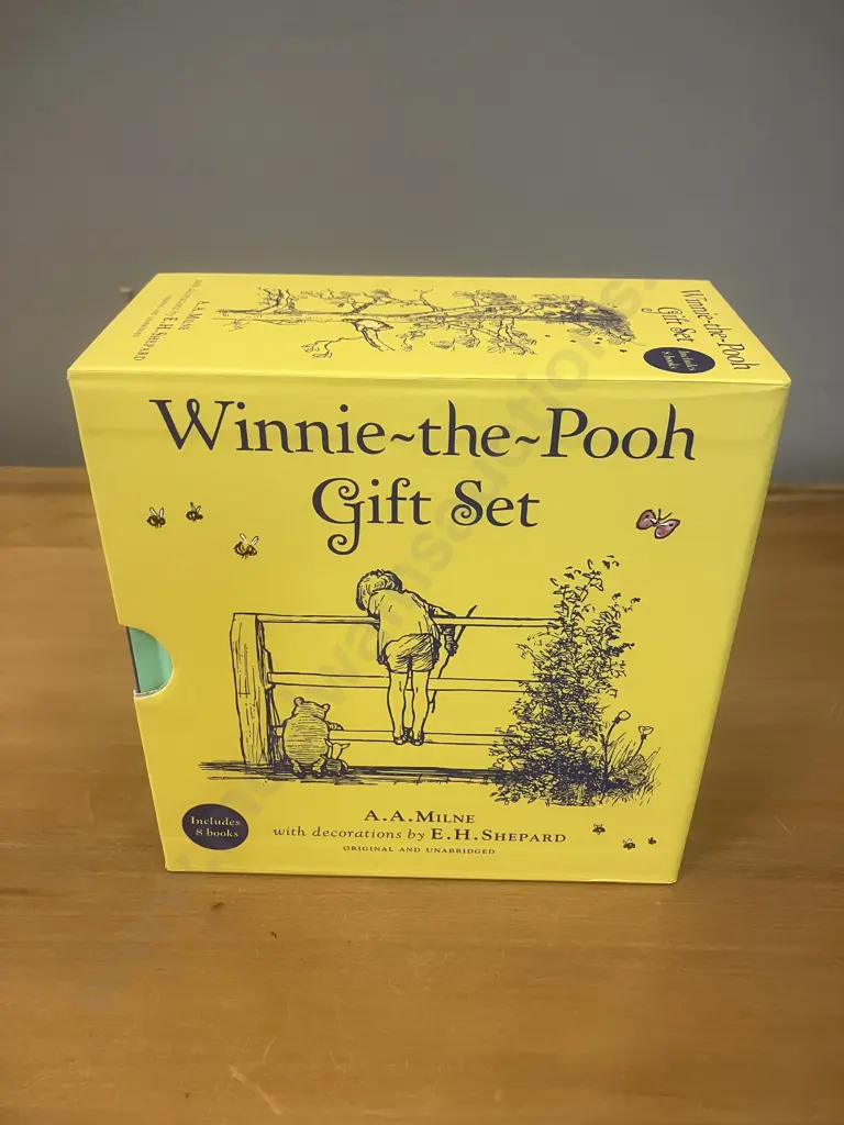 A A Milne Classic Winnie-the-Pooh 8 Book Gift Set Image 1++