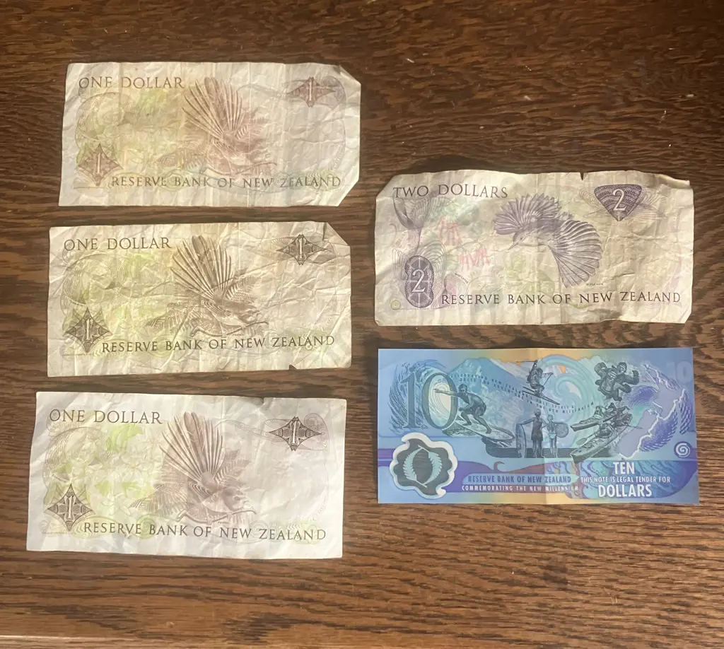 New Zealand Banknotes -  $10, $2 & 3 x $1 Image 1++