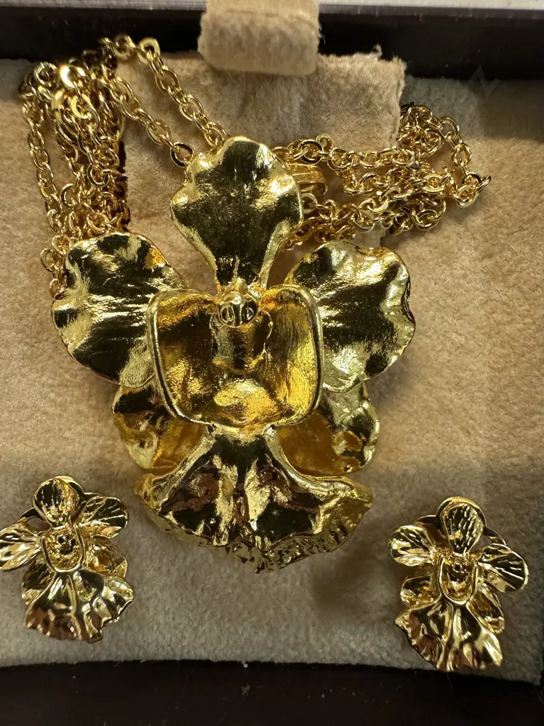 Orchid Pendant Necklace With Pair Of Earrings Image 1++