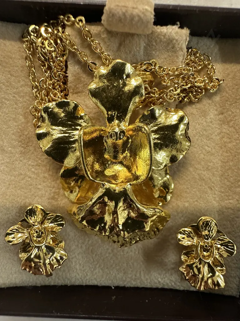 Orchid Pendant Necklace With Pair Of Earrings Image 1++