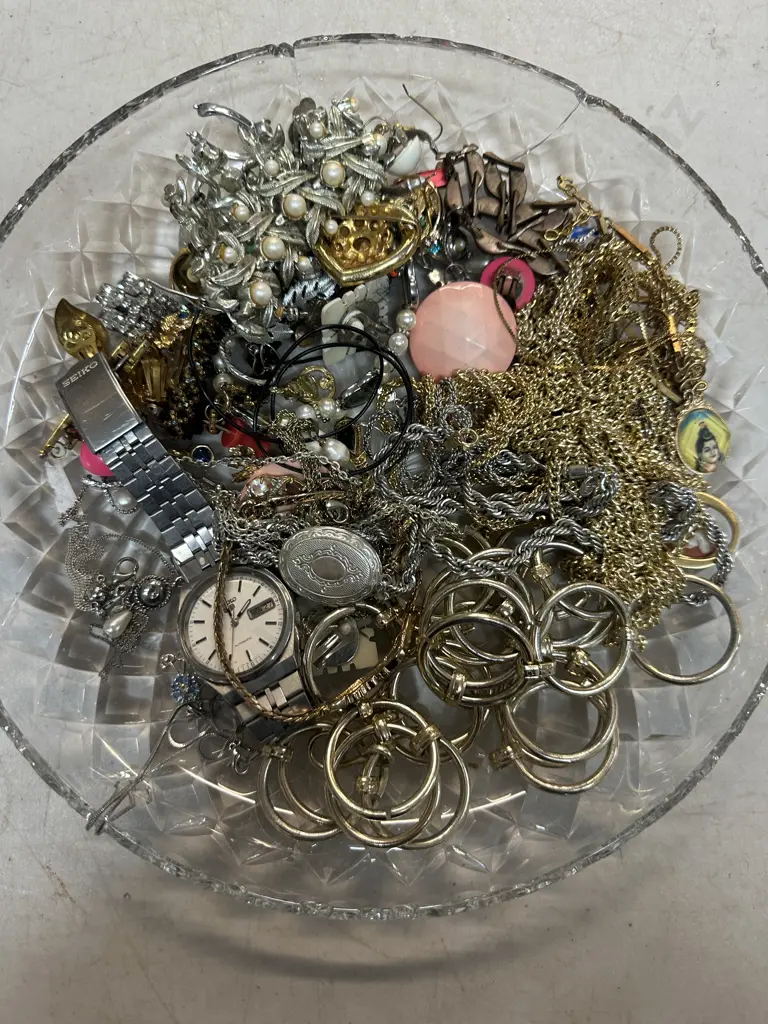 Assorted Jewellery Items Image 1++