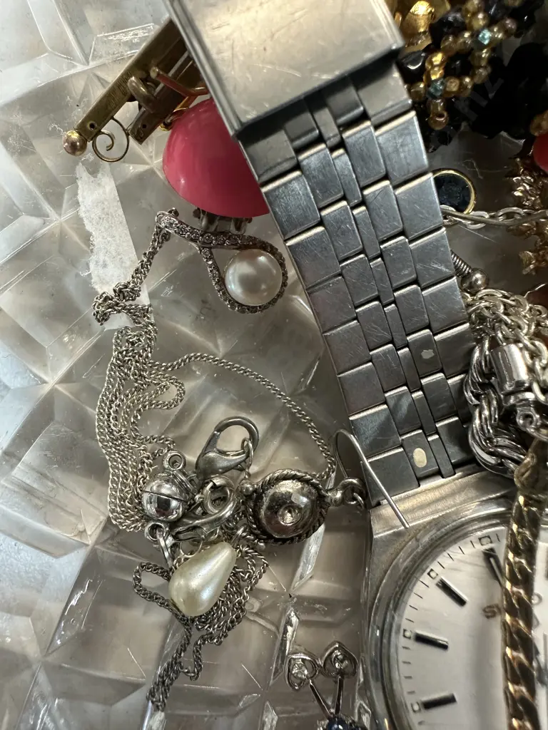 Assorted Jewellery Items Image 1++