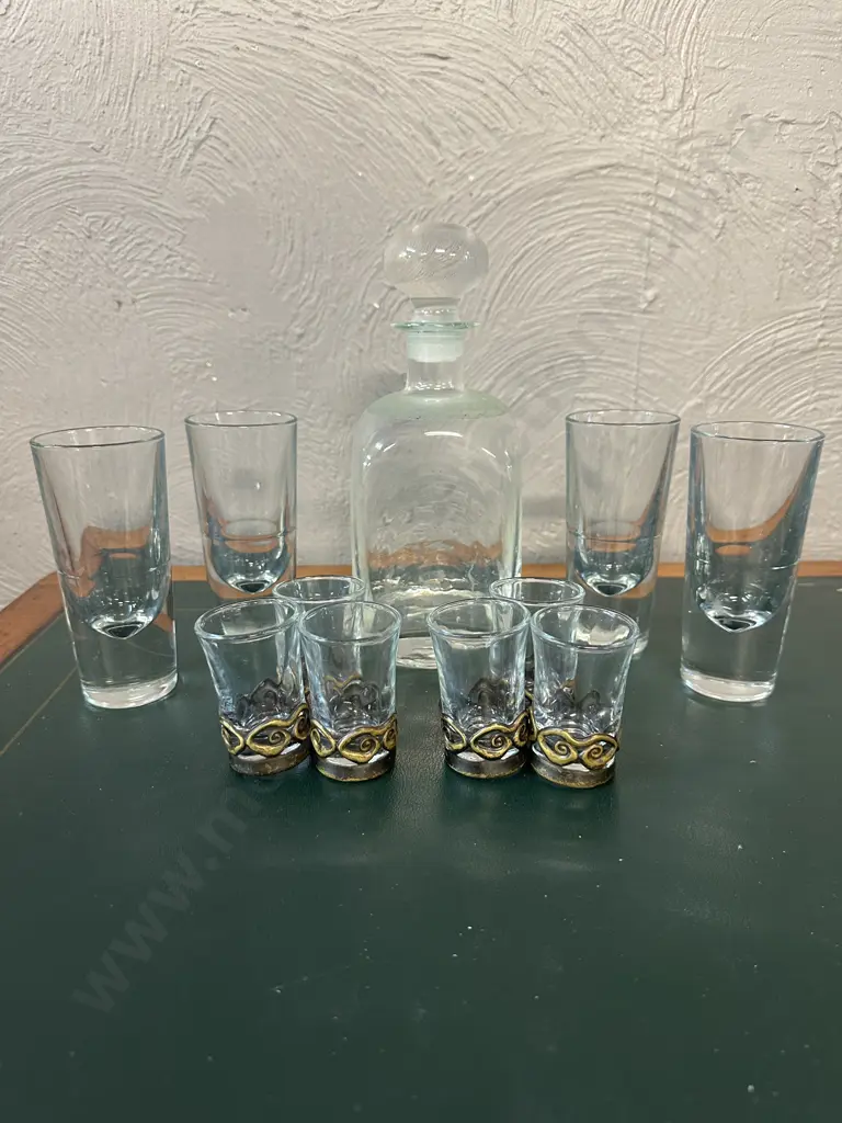 Vintage Decanter & Glasses Image 1++