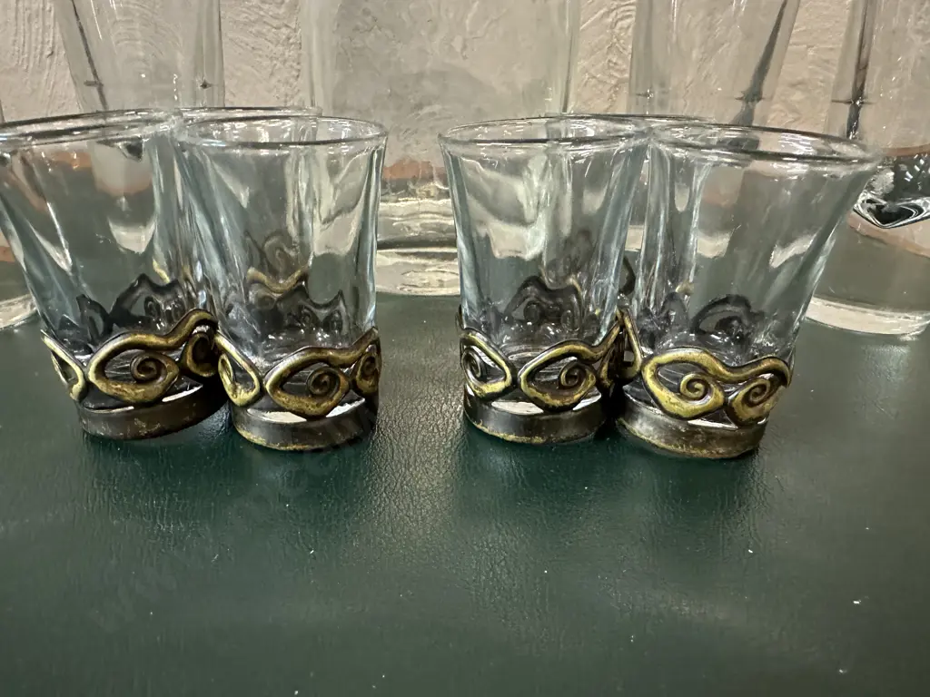 Vintage Decanter & Glasses Image 1++
