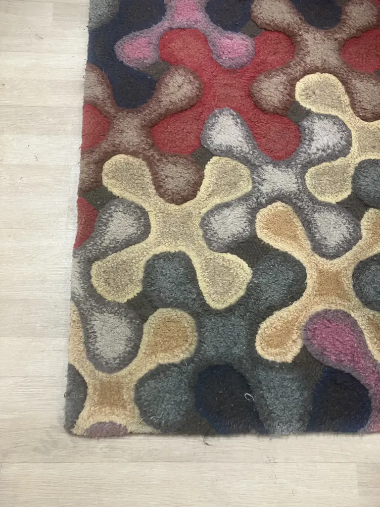 Woollen Floor Rug With Retro Pattern. 162 x 230cm Image 1++