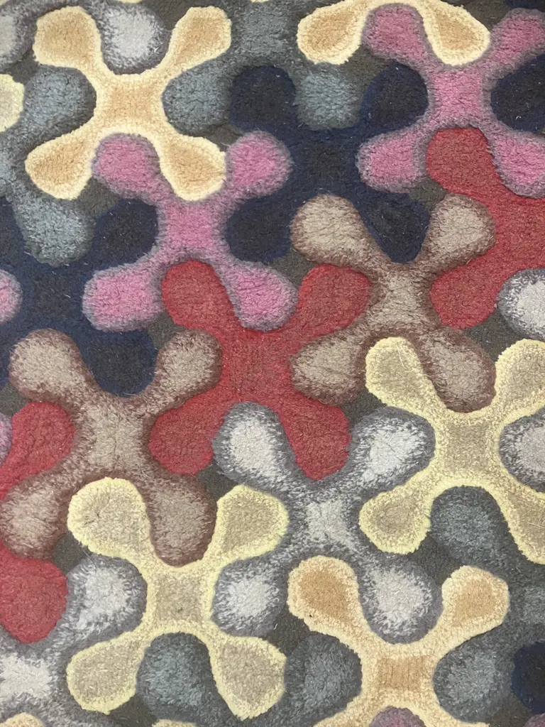 Woollen Floor Rug With Retro Pattern. 162 x 230cm Image 1++