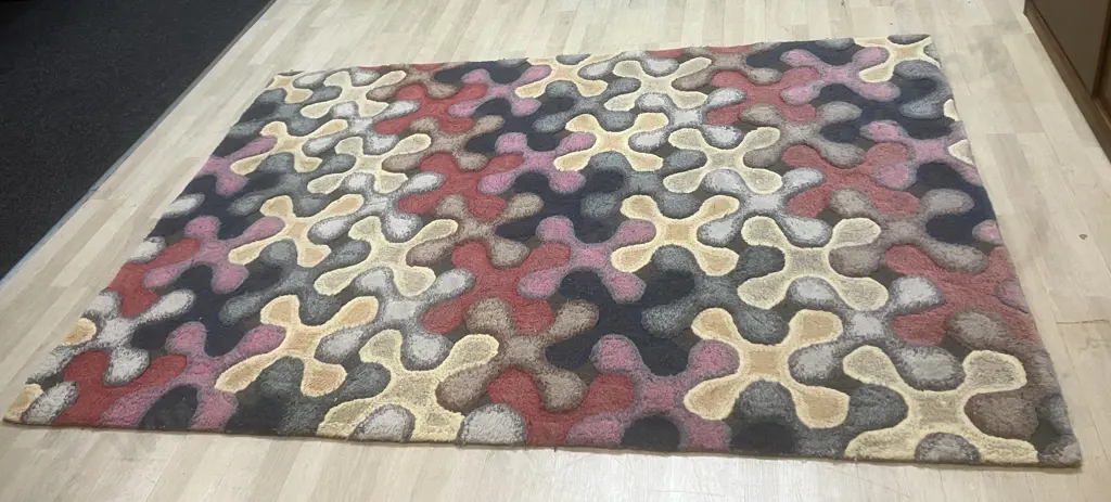 Woollen Floor Rug With Retro Pattern. 162 x 230cm Image 1++