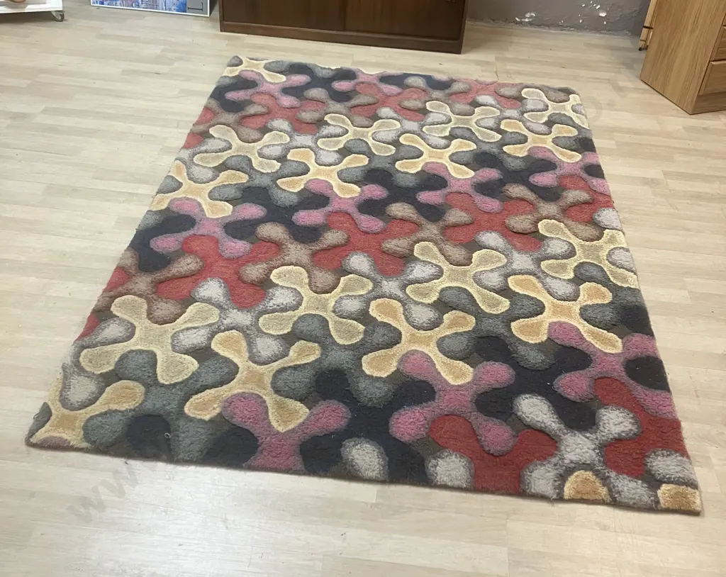 Woollen Floor Rug With Retro Pattern. 162 x 230cm Image 1++