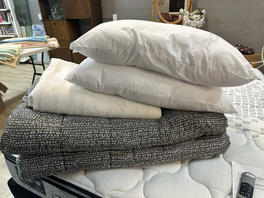 Single Grey & White Inners x2 & Electric Blankets  Image 1++