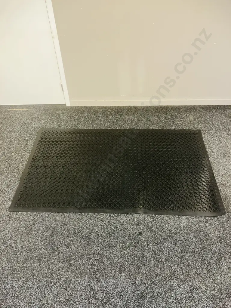 Lot of Three New Rubber Floor Mats (No Hole) 90 x 150cm Image 1++