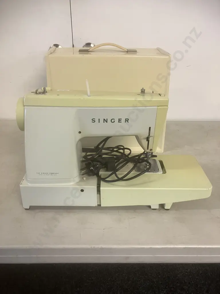 Vintage Singer 527 Sewing Machine With Carry Case Image 1++