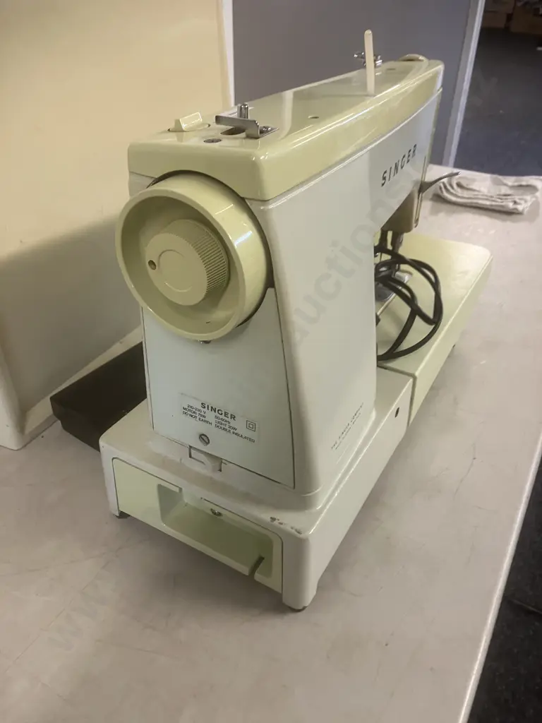 Vintage Singer 527 Sewing Machine With Carry Case Image 1++