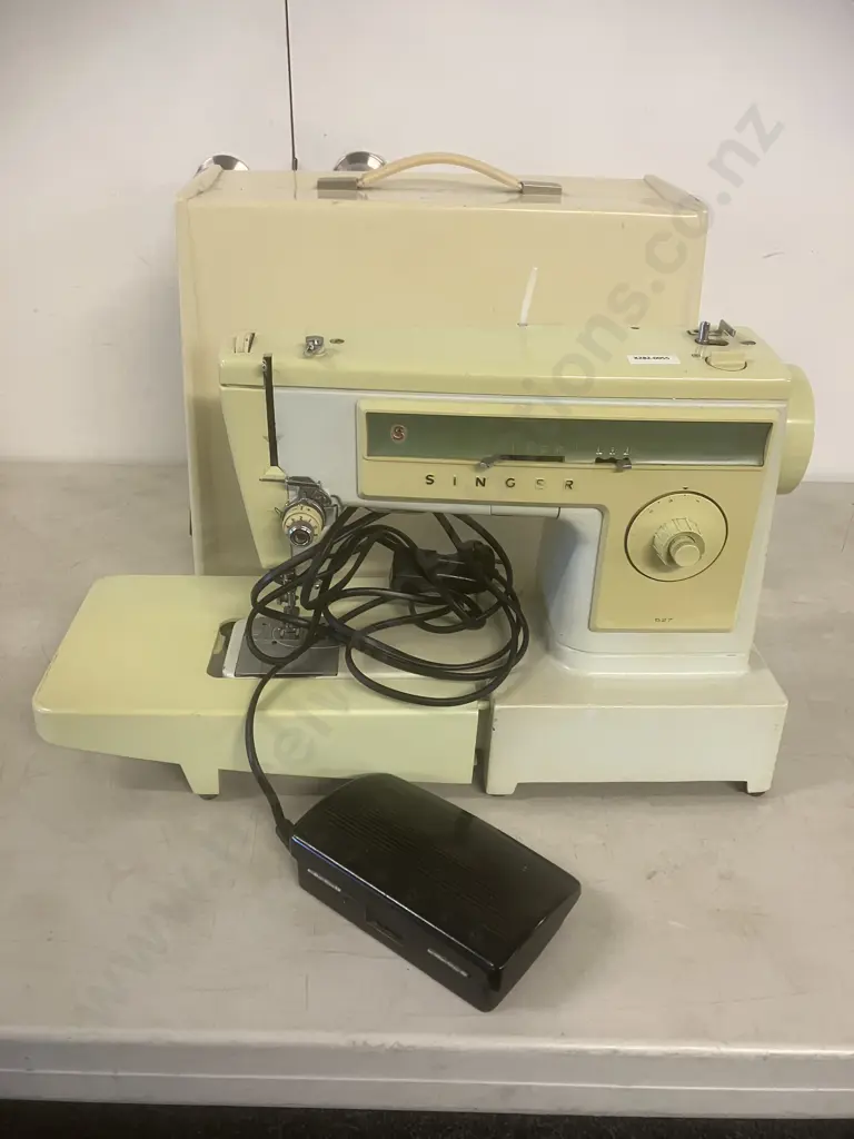 Vintage Singer 527 Sewing Machine With Carry Case Image 1++
