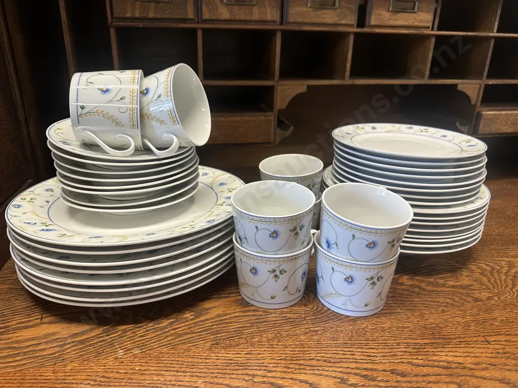 Dinnerware Box Lot (as found) Image 1++