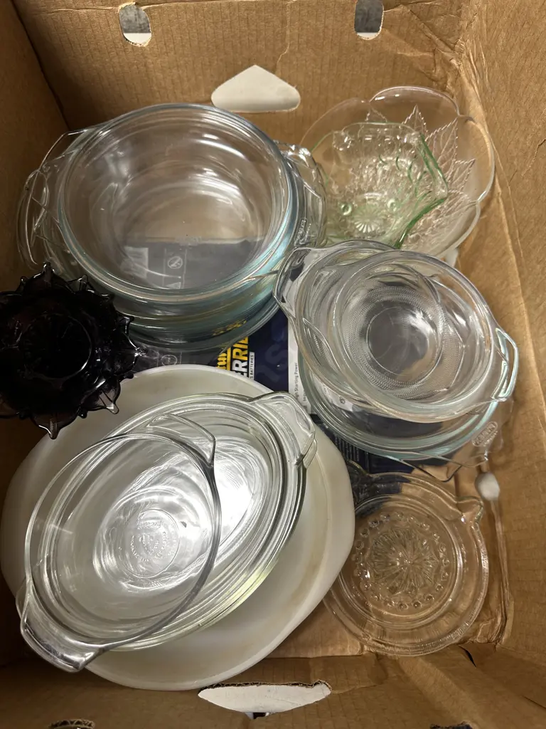 Box Lot Glassware Including Pyrex Image 1++