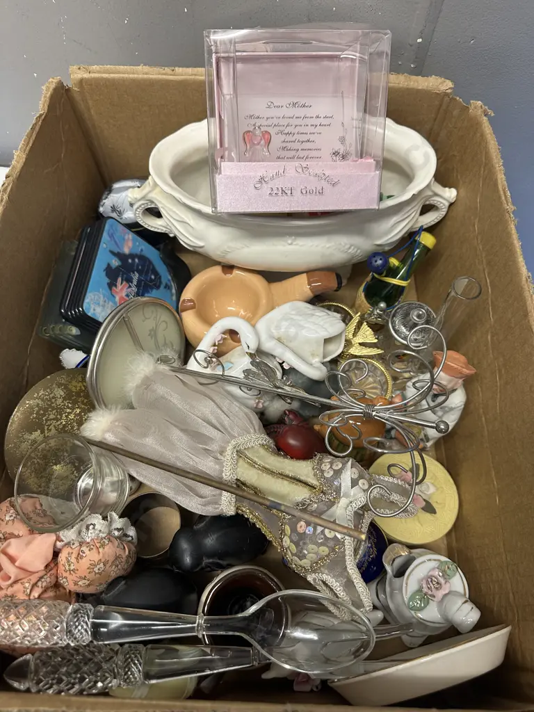 Box Lot Assorted China & Ornaments Image 1++