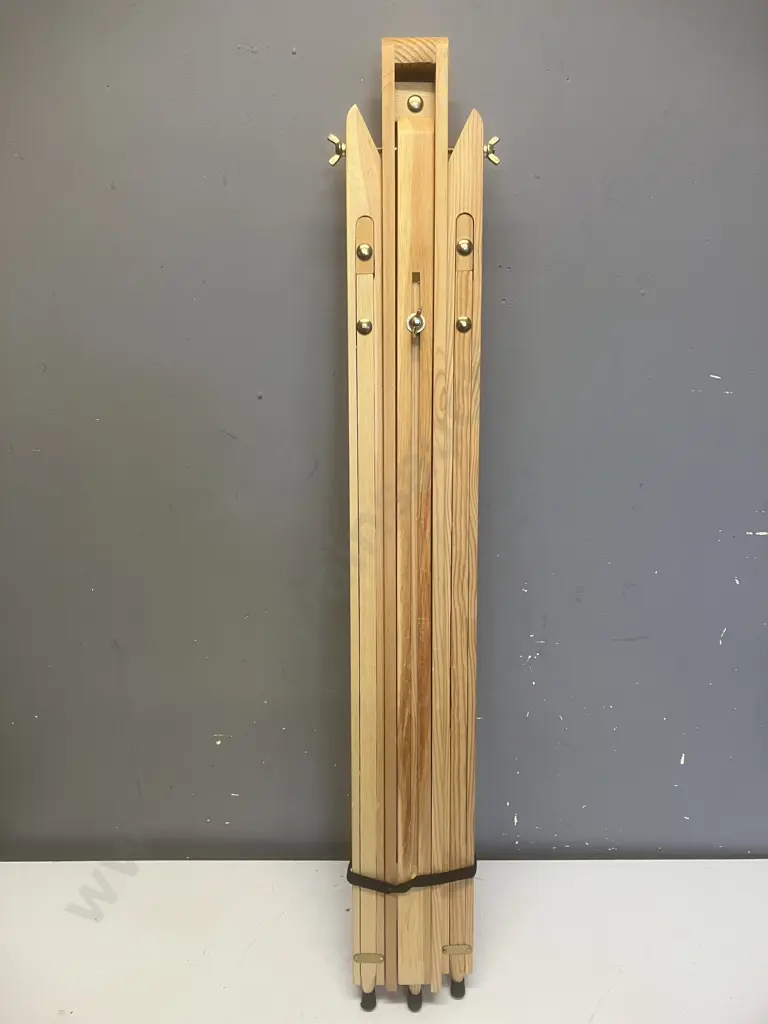 Large Wooden Easel Image 1++
