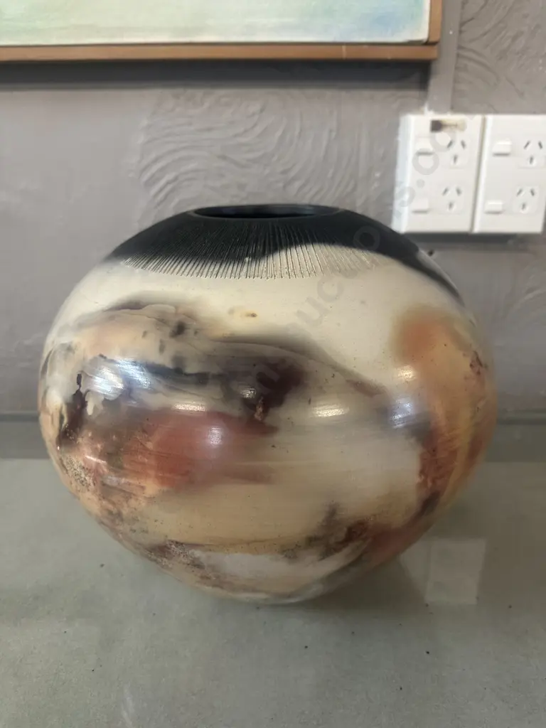 John & Shirley Killick Exclusive Pit Fired Pot. 25 x 32cm Image 1++