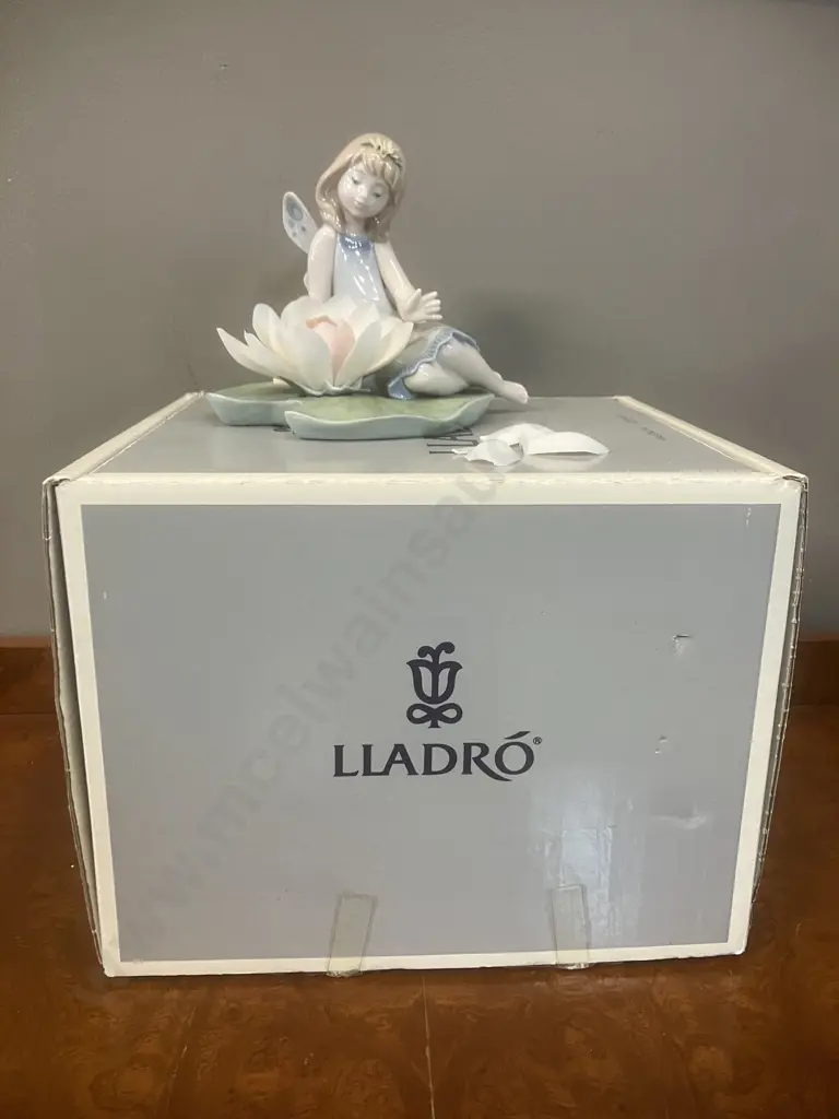 Lladro Figurine "Lillypad Love" Porcelain Figurine #06645, Issued 2000 Retired 2007. H13cm. With Original Box (Damaged) Image 1++