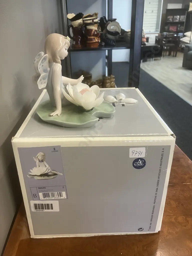 Lladro Figurine "Lillypad Love" Porcelain Figurine #06645, Issued 2000 Retired 2007. H13cm. With Original Box (Damaged) Image 1++