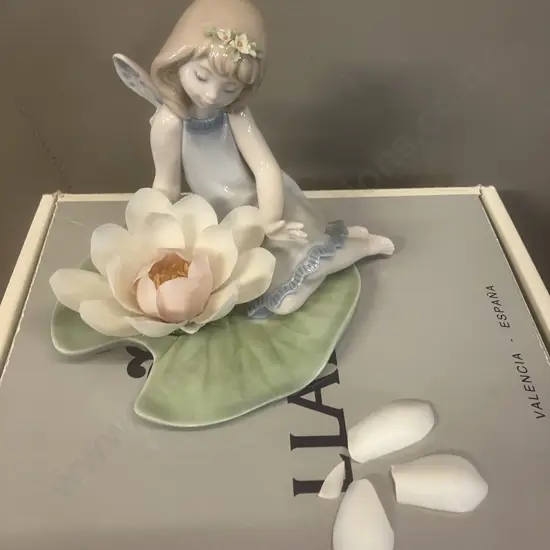 Lladro Figurine "Lillypad Love" Porcelain Figurine #06645, Issued 2000 Retired 2007. H13cm. With Original Box (Damaged)