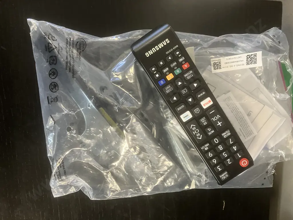 Samsung 32" HD Ready LED TV - UA32T5300AS (Scratched) With Remote Control & Rolling TV Stand With Mount & Locking Wheels Image 1++