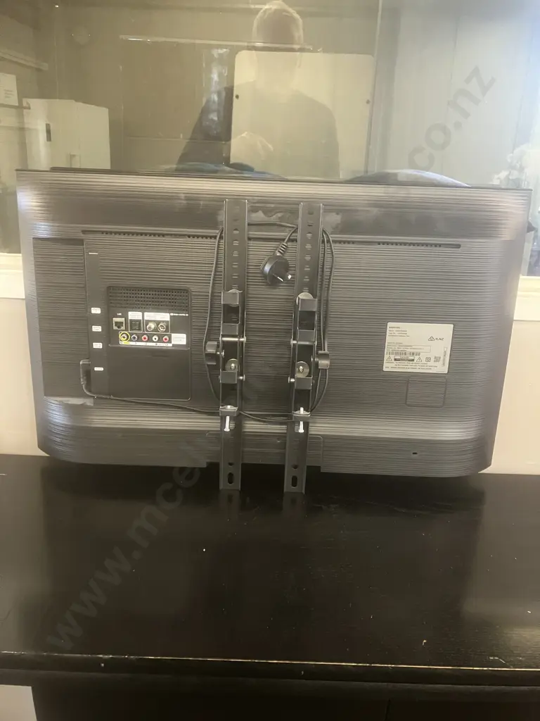 Samsung 32" HD Ready LED TV - UA32T5300AS (Scratched) With Remote Control & Rolling TV Stand With Mount & Locking Wheels Image 1++