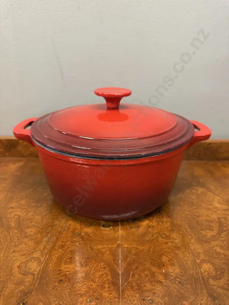 Simon Gault Red Cast Iron Lidded Casserole Dish Dia24cm. Image 1++