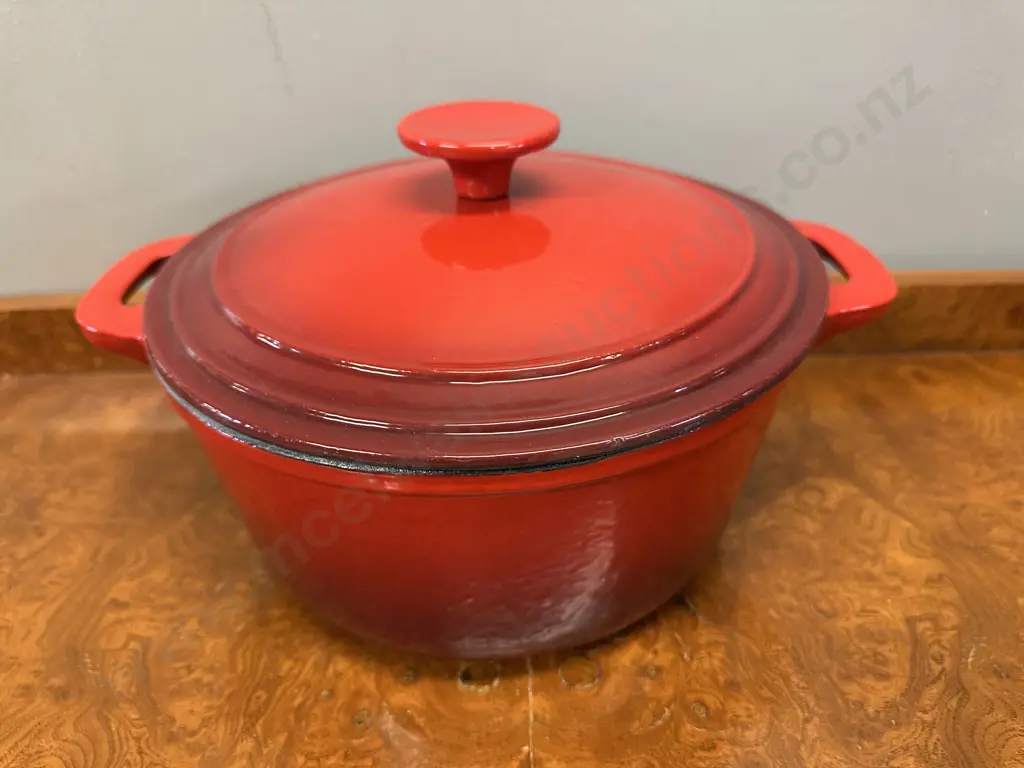 Simon Gault Red Cast Iron Lidded Casserole Dish Dia24cm. Image 1++