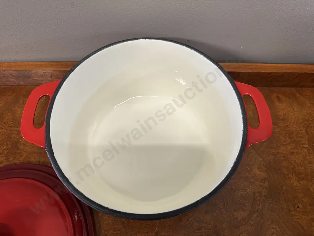 Simon Gault Red Cast Iron Lidded Casserole Dish Dia24cm. Image 1++